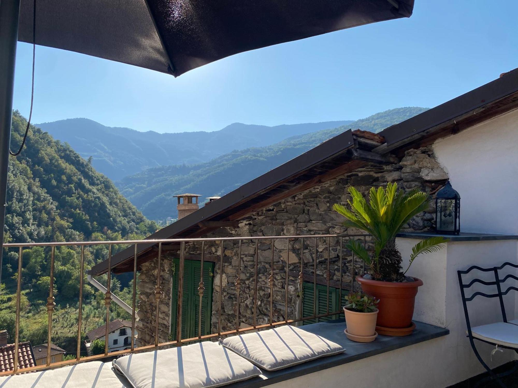 Iconic Italian Townhouse W Rooftop Terrace & Mountain View, 皮尼亚 外观 照片
