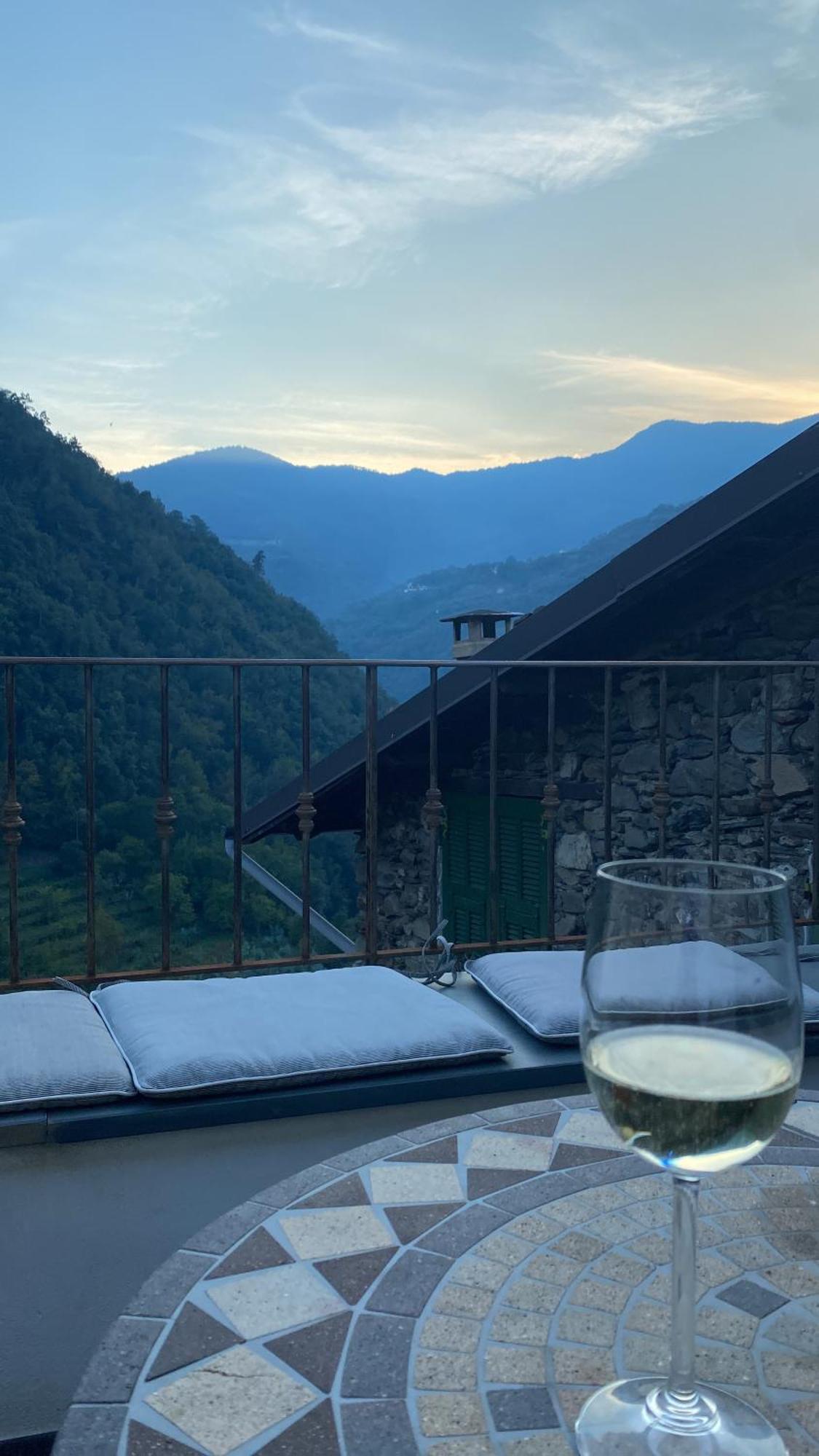 Iconic Italian Townhouse W Rooftop Terrace & Mountain View, 皮尼亚 外观 照片